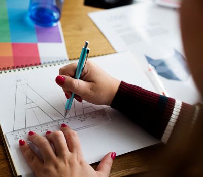 Plano cerrado de experto de Unonu trabajando en como crear submarcas para productos de aseo