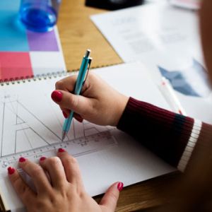 Plano cerrado de experto de Unonu trabajando en como crear submarcas para productos de aseo