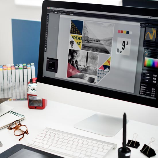 Plano general de escritorio de experto en identidad gráfica de Unonu aplicando la transformación en la marca