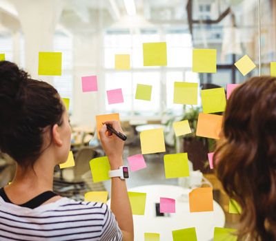 Cliente y experta de Unonu trabajando en como evaluar el ROI de una estrategia de branding