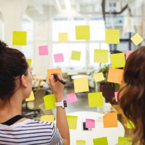 Cliente y experta de Unonu trabajando en como evaluar el ROI de una estrategia de branding