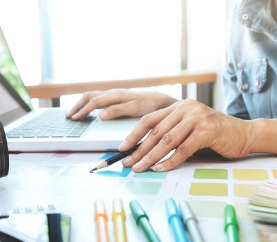 Experta de Unonu Agencia implementando la guía completa para desarrollar la estrategia de branding