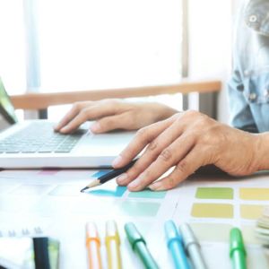 Experta de Unonu Agencia implementando la guía completa para desarrollar la estrategia de branding